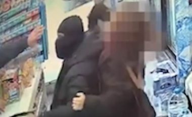 Futet në market për të kryer vjedhje, konsumatorja e bën të pendohet – policia britanike publikon pamjet