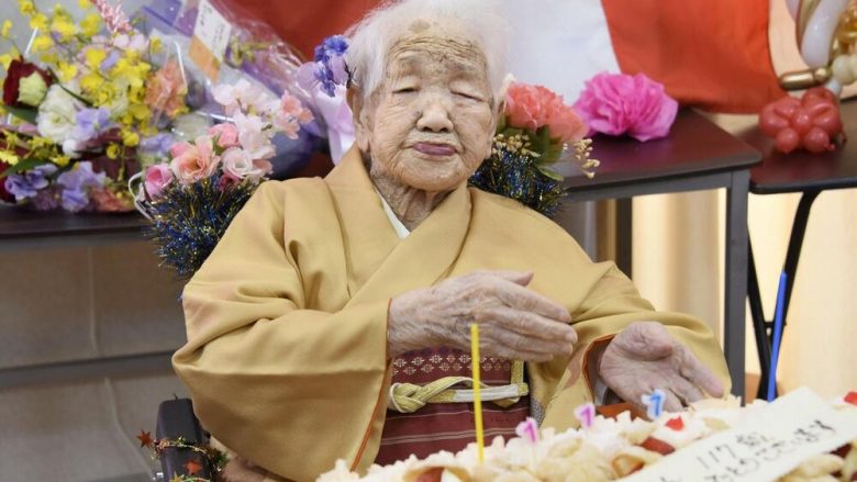 Personi më i vjetër në botë festoi ditëlindjen e 119-të, japonezja është adhuruese e pijeve të gazuara dhe çokollatës