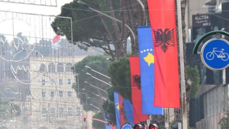 Përparim Rama vizitë në Shqipëri, Tirana zbukurohet me flamurin e Kosovës