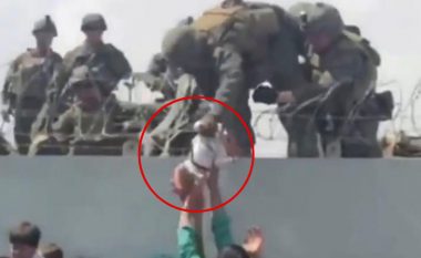 Rrëfimi prekës nga Afganistani, gjendet foshnja që u filmua duke ia dorëzuar një ushtari përmes rrethojës gjembore
