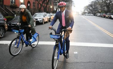 Në ditën e dytë të punës si kryetar i ri i New Yorkut, Erica Adams rrugëtimin e tij drejt zyrës e nis me biçikletë