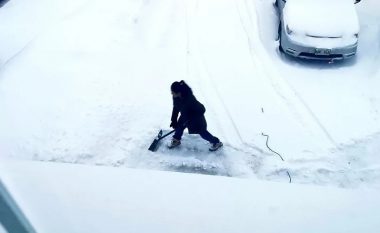 Politikani kanadez fotografon gruan nga dritarja duke pastruar rrugët me borë në minus 18 gradë, postimi i tij nxit reagime  