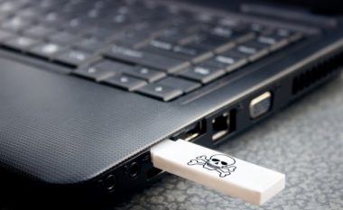 FBI paralajmëron: Hakerët me postë po dërgojnë USB të infektuar me viruse të ndryshëm