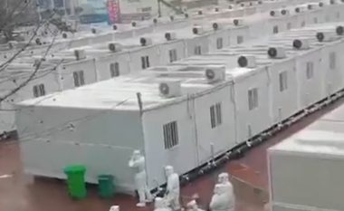 “Kampi i fshehtë i karantimit” në Kinë, aty ku të infektuarit qëndrojnë nëpër kontejnerë të metaltë