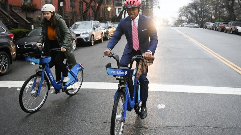Në ditën e dytë të punës si kryetar i ri i New Yorkut, Erica Adams rrugëtimin e tij drejt zyrës e nis me biçikletë