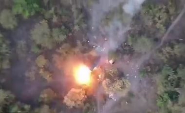 Momenti kur kartelët e drogës hedhin eksplozivë nga dronët mbi një zonë malore në Meksikë