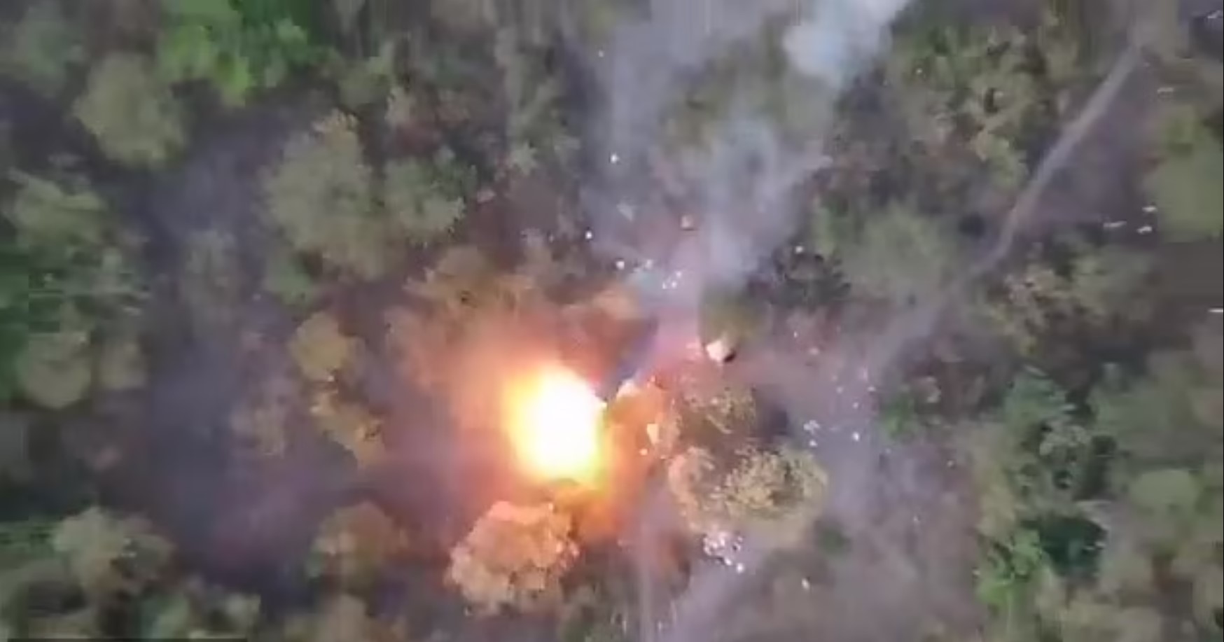 Momenti kur kartelët e drogës hedhin eksplozivë nga dronët mbi një zonë malore në Meksikë