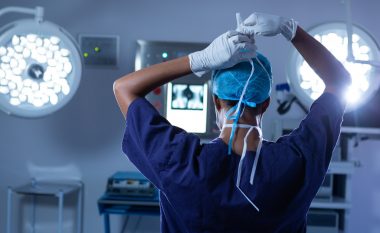 Intervenimet kirurgjike me nënshkrim, kirurgu britanik vendoste inicialet në organet e pacientëve – humb licencën e mjekut