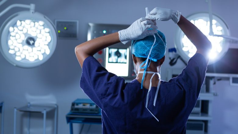 Intervenimet kirurgjike me nënshkrim, kirurgu britanik vendoste inicialet në organet e pacientëve – humb licencën e mjekut