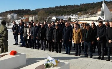 Nura e Lladrovci bëjnë homazhe tek Kompleksi Memorial “Adem Jashari”: Nderuam rezistencën e familjes Jashari