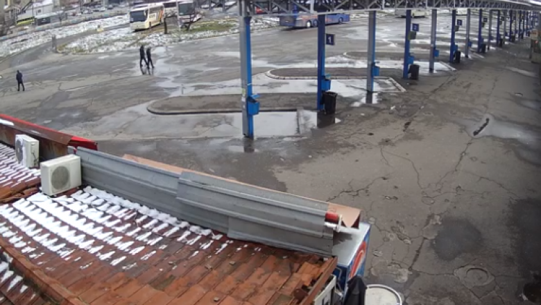 Largohen qytetarët nga Stacioni i Autobusëve në Prishtinë, Policia sërish pranon informatë për mjete shpërthyese