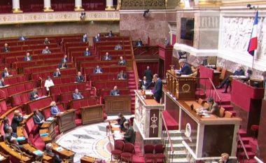 Parlamenti francez miratoi ligjin që do t’ua vështirësojë jetën të pavaksinuarve kundër COVID-19