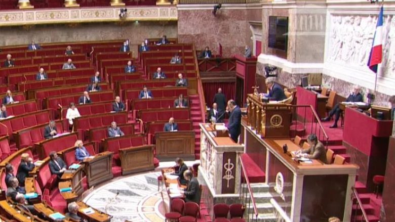 Parlamenti francez miratoi ligjin që do t’ua vështirësojë jetën të pavaksinuarve kundër COVID-19