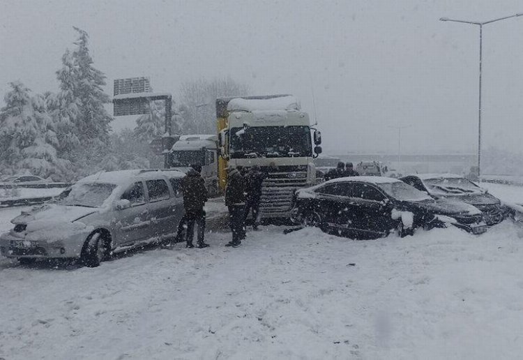 Bora në Turqi shkaktoi kaos trafiku, nga aksidentet e shumta ka pasur edhe me fatalitet