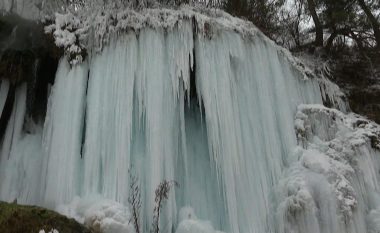 Një ujëvarë termale në Rumani është ngrirë për herë të parë në vitet e fundit