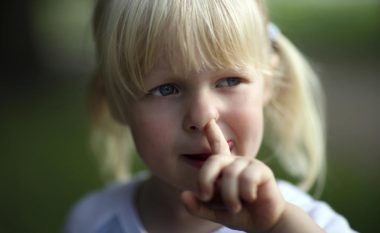 Çfarë duhet të bëni nëse fëmija vazhdimisht “ngre hundët”?