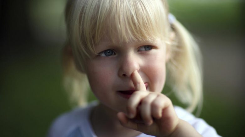 Çfarë duhet të bëni nëse fëmija vazhdimisht “ngre hundët”?
