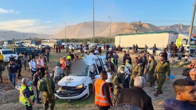 Shtatë palestinezë humbën jetën pas një përplasjeje mes një kamioni dhe minibusi në Bregun Perëndimor