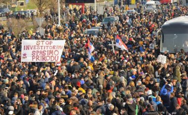 Edhe sot protesta nëpër Serbi – pos rrugëve, bllokohen edhe disa pika kufitare