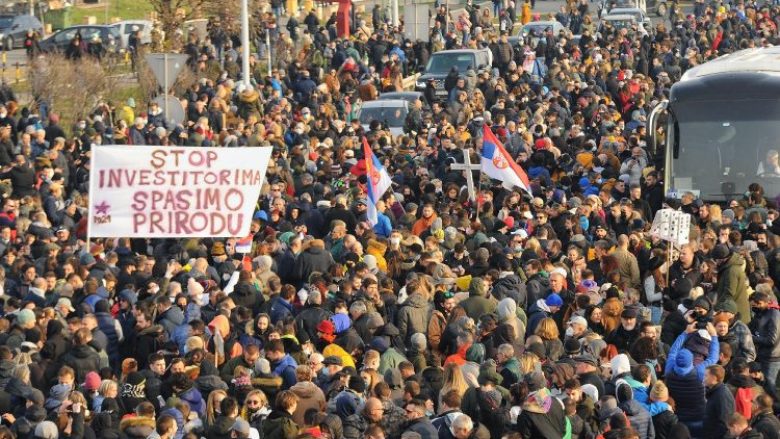 Edhe sot protesta nëpër Serbi – pos rrugëve, bllokohen edhe disa pika kufitare