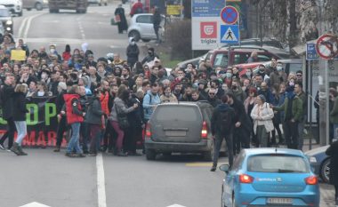 Qytetarët nuk i besojnë fjalëve të Vuçiqit – protestuesit sërish i bllokuan disa rrugë në Serbi