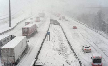 Shkaku i dëborës së madhe, bllokohen autostradat në Virginia: Drejtuesit e mjeteve e kaluan natën në vetura