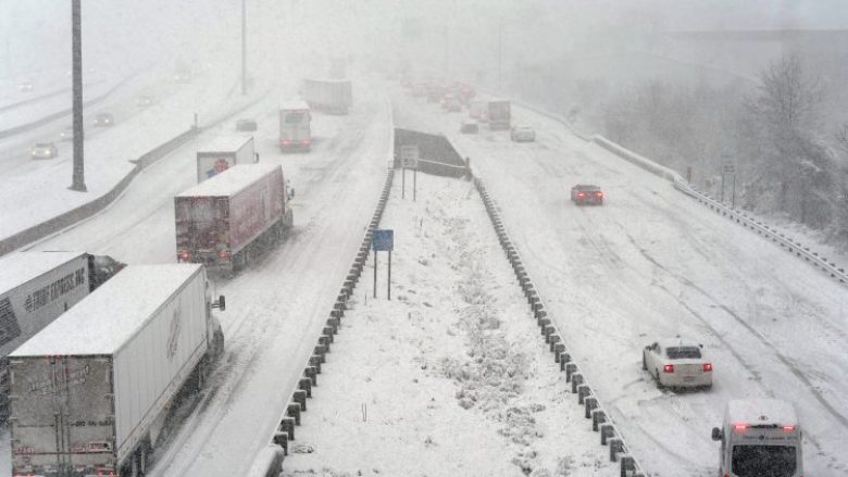 Shkaku i dëborës së madhe, bllokohen autostradat në Virginia: Drejtuesit e mjeteve e kaluan natën në vetura