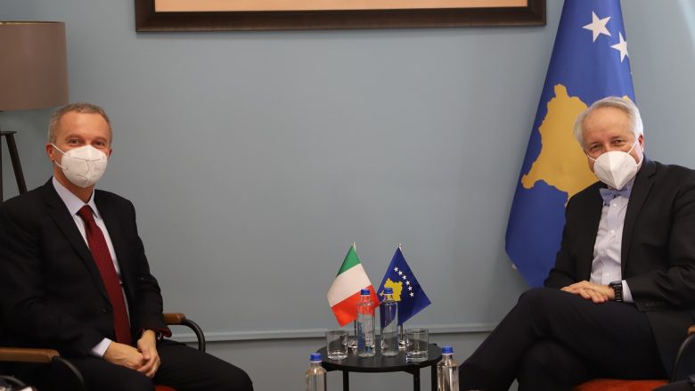 Latfi dhe De Riu bisedojnë për mbëshjetjen italiane për kardiokirurgjinë në Kosovë