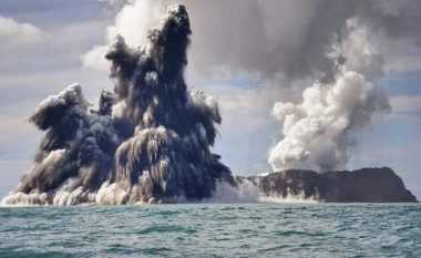 Momenti kur cunami godet Tongan si pasojë e shpërthimit të një vullkani nënujor