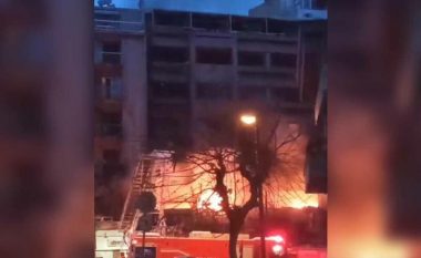 Shpërthim në qendër të Athinës, ndërtesa përfshihet nga zjarri – ka të lënduar