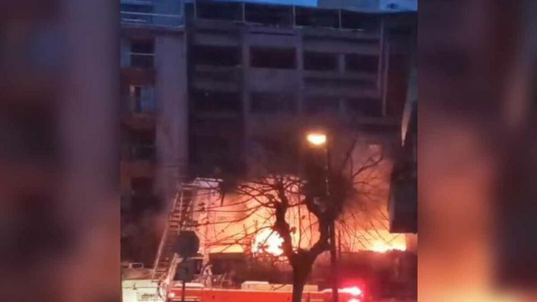 Shpërthim në qendër të Athinës, ndërtesa përfshihet nga zjarri – ka të lënduar