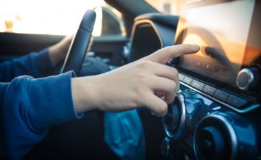 Shfrytëzimi i telefonit shkakton pasiguri gjatë vozitjes – por çfarë mund të themi për ekranin multimedial në veturë?