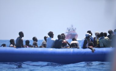 Gjashtë të vdekur, 30 të zhdukur pasi një varkë me emigrantë u fundos në Tunizi