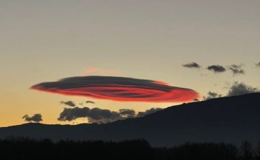 Një re e mistershme mbretëroi qiellin në Deçan – komentuesit në rrjetet sociale e krahasojnë me UFO