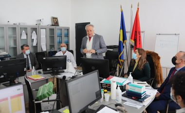 Ministri Latifi viziton IKSHPK-në, bënë thirrje për vaksinim