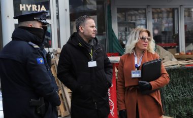 Inspektorët komunal lirojnë hapësirat publike në qytetin e Mitrovicës