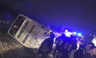 Autobusi me udhëtarë nga Kosova, rrëshqet nga rruga në Serbi