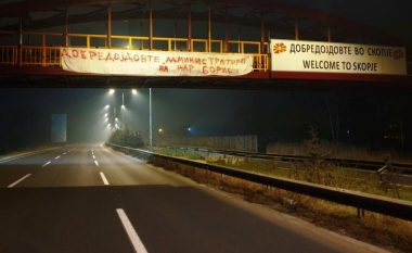Kryeministri bullgar pritet me pankartë fyese në Maqedoninë e Veriut