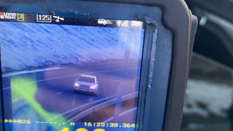 Voziti 193 km/h, Policia dënon shoferin me 300 euro, 3 pikë negative dhe 3 muaj ndalim vozitje