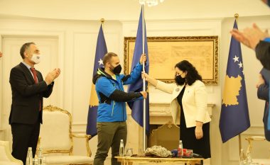 Presidentja Osmani ia dorëzon flamurin e shtetit skitarit Albin Tahiri