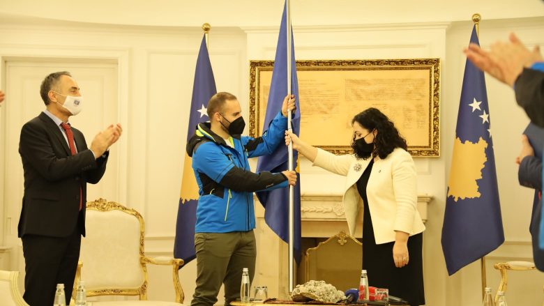 Presidentja Osmani ia dorëzon flamurin e shtetit skitarit Albin Tahiri