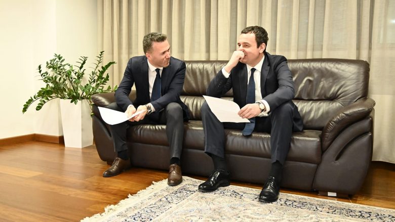 Këshilltari i Kurtit reagon pas kërkesës së QUINT-it për lejimin e referendumit të Serbisë në Kosovë