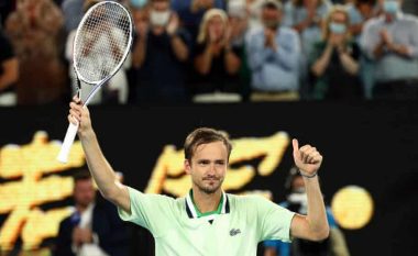 Medvedev fiton ndaj Tsitsipas, kalon në finale të Australian Open