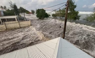 Cunami po "merr" gjithçka me vete: Valët e detit dalin jashtë kontrollit, Tonga vërshohet nga përmbytjet