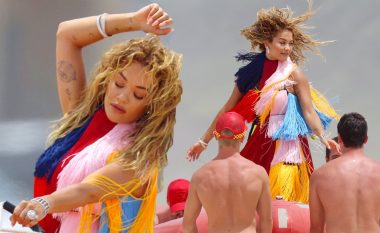 Rita Ora merr vëmendje gjatë fotosesionit në Australi, pozon me veshjen shumëngjyrëshe e rrethuar me meshkuj gjysmë të zhveshur