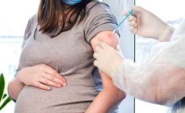 A është e sigurt vaksina anti-COVID për gratë shtatzëna? Të dhënat theksojnë urgjencën e marrjes së vaksinës