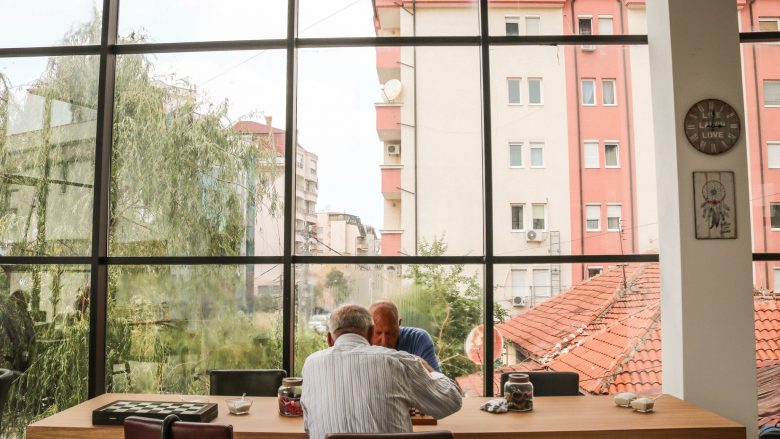 Rritja e rasteve me COVID-19, Komuna e Prishtinës punon vetëm me staf esencial dhe mbyll qendrat për të moshuarit