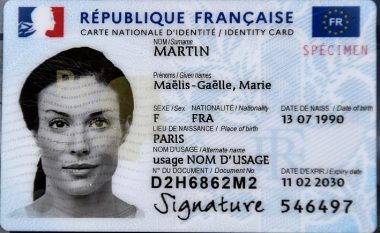 Qeveria franceze do të paditet – “kartat e identiteti nuk duhet të jenë edhe në gjuhën angleze” thonë akademikët e Francës