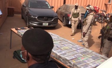 Kryetari i një qyteti nigerian arrestohet, kontrabandoi 200 kilogramë kokainë