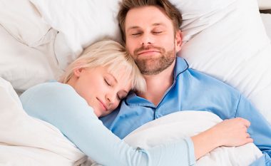Të gjitha përfitimet e gjumit në krahët e një personi të dashur: Si ndikon në shëndetin gjumi me partnerin?